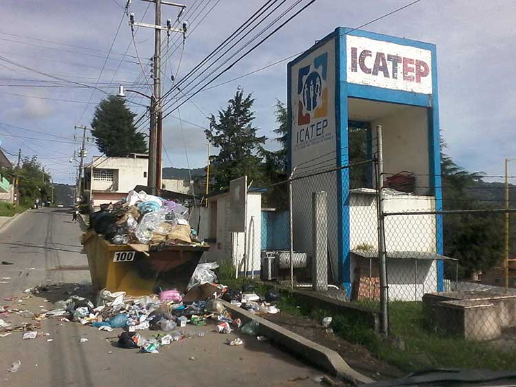 Basura y mal olor invaden las calles del barrio del fresnillo en Teziutlán
