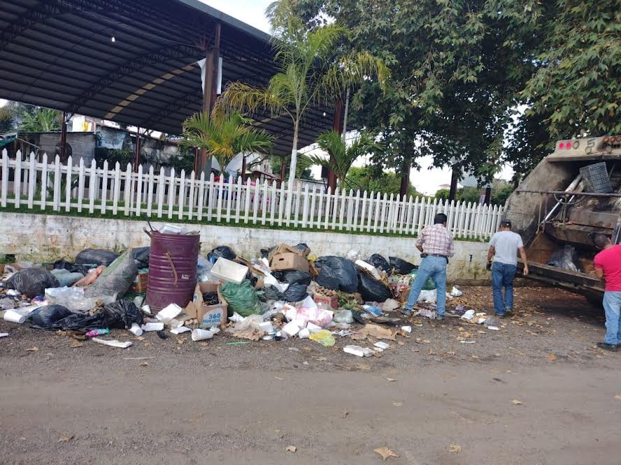 Con basura protestan por falta de recolección en Huauchinango