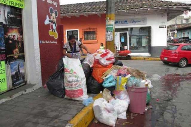 Tiran en calles de Atlixco 10 toneladas de basura; ocasiona inundaciones