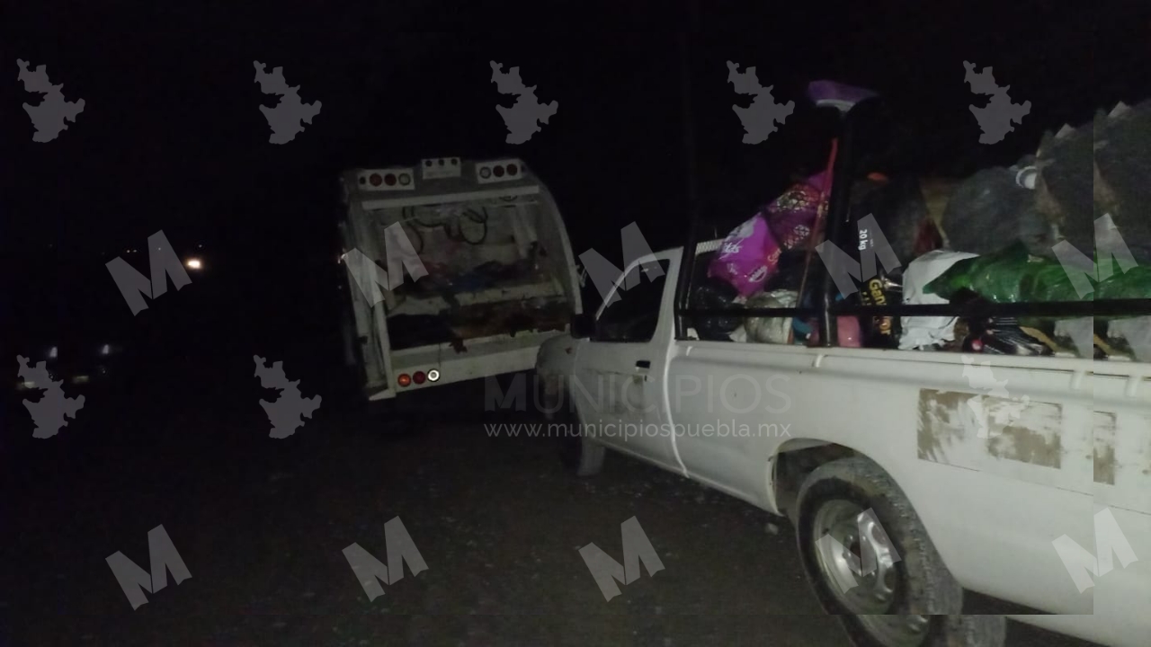 Habitantes retienen vehículos cargados de basura de Juan Galindo