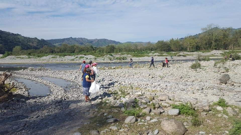 Habitantes realizan limpieza del río Pantepec