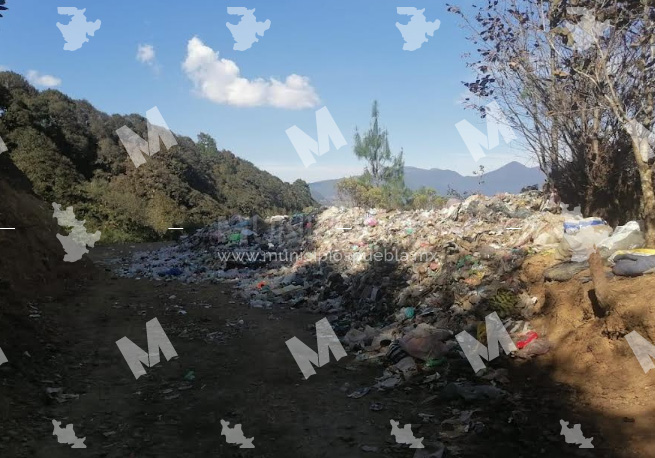 Denuncian que autoridades de Zoquitlán queman basura en zona cerril 