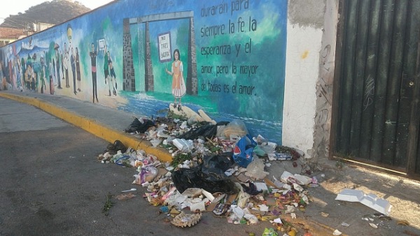 Montoneras de basura lucen frente a mural de Atlixco