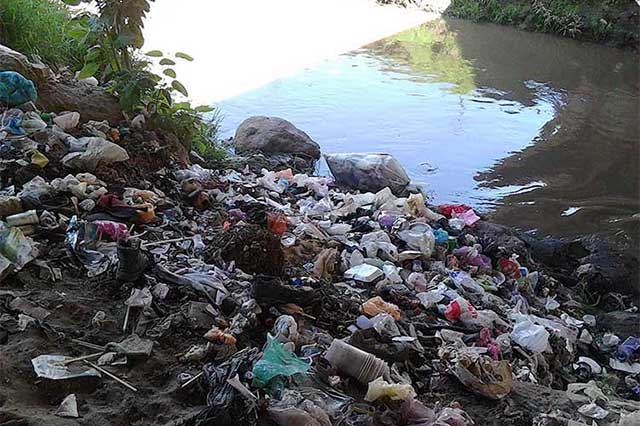 Utilizan como basurero al río Nexapa, en Izúcar de Matamoros
