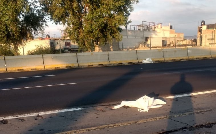Tiran batas médicas y desechos hospitalarios en autopista de Texmelucan