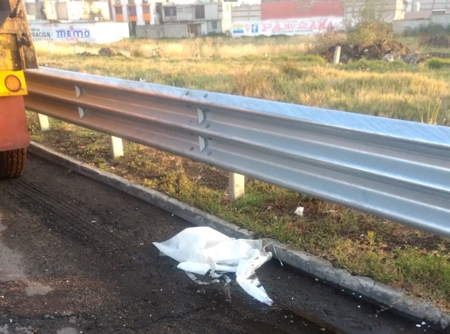 Tiran batas médicas y desechos hospitalarios en autopista de Texmelucan