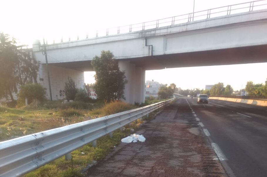 Tiran batas médicas y desechos hospitalarios en autopista de Texmelucan