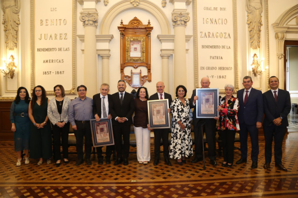 Otorga Ayuntamiento de Puebla copia de la Cédula Real a tres empresarios