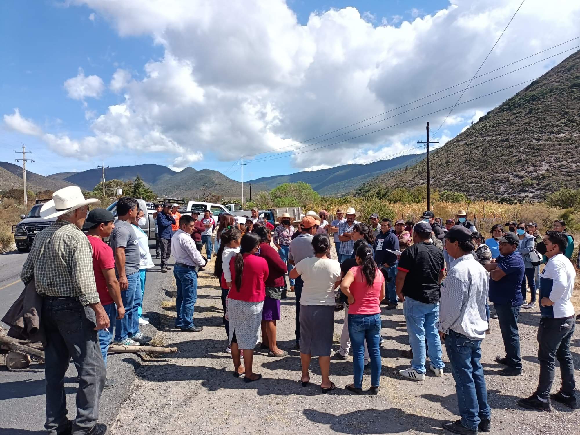 Cierran carretera a la Sierra Negra por inconformidad con ayuntamiento de Nicolás Bravo
