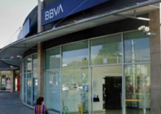 Dentro del BBVA sujetos armados atracan a mujer en la colonia Anzures