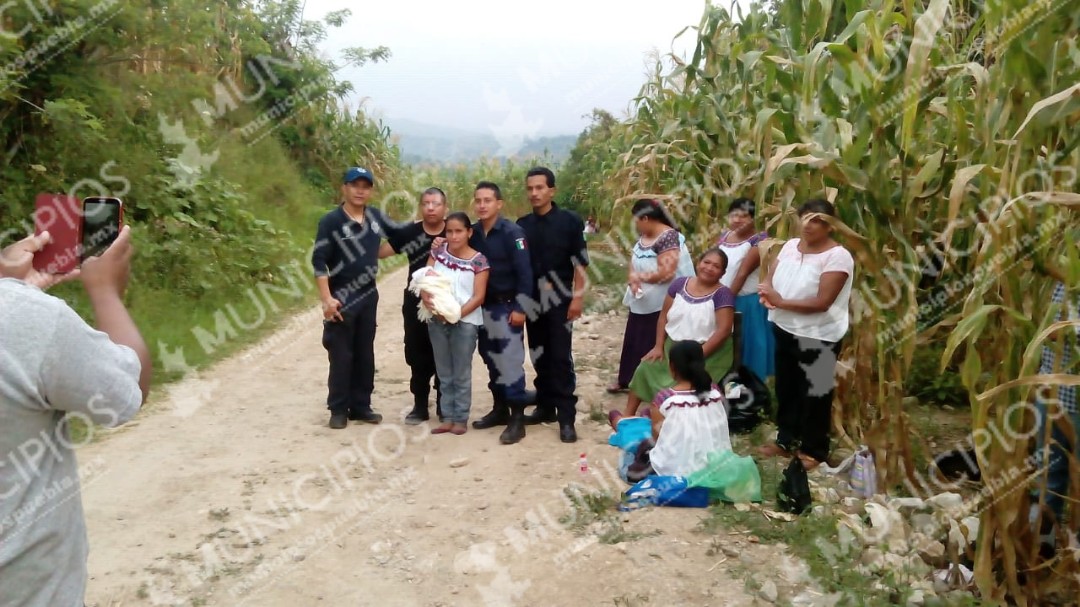 Policías de Cuetzalan asisten a Cristina para dar a luz