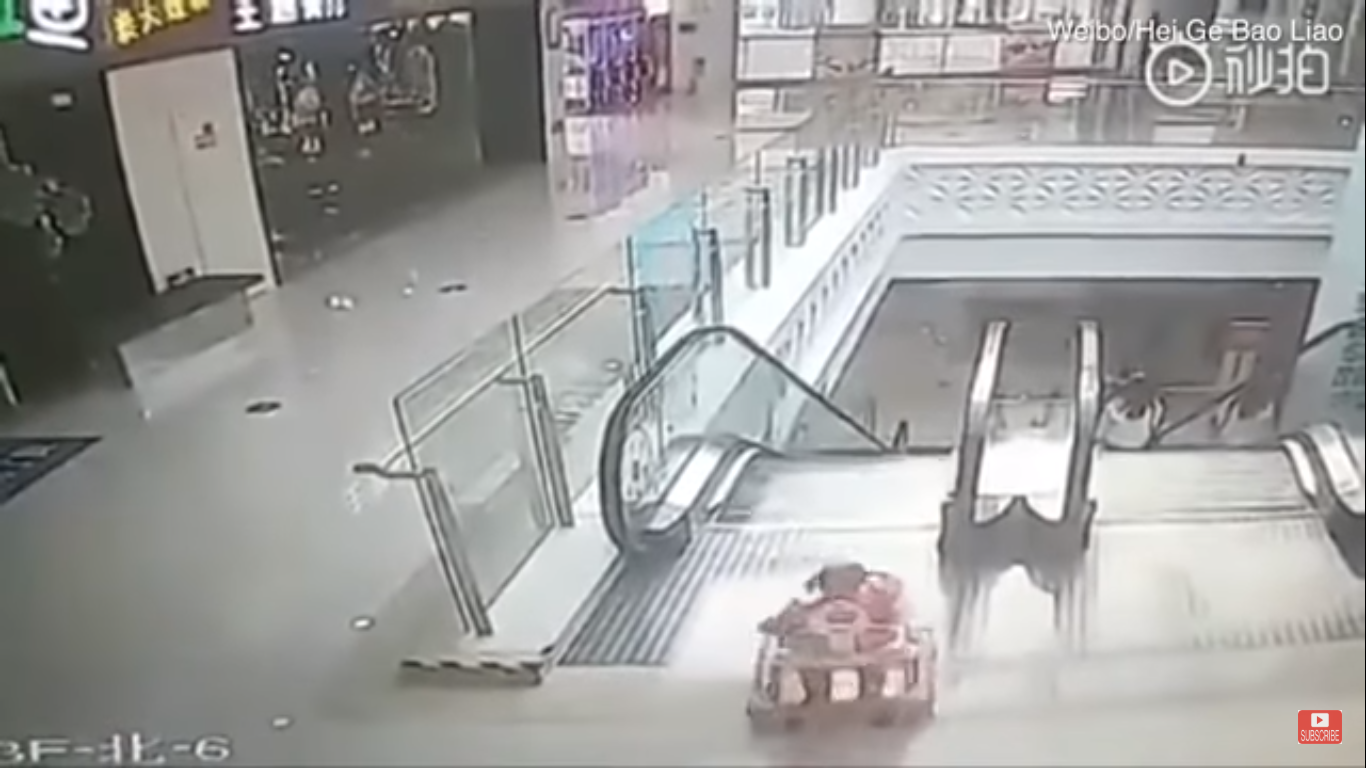 VIDEO Madre se descuida y su bebé cae por escaleras