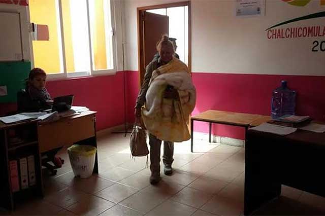 Tras dar a luz, mujer abandona a bebé con partera de Serdán