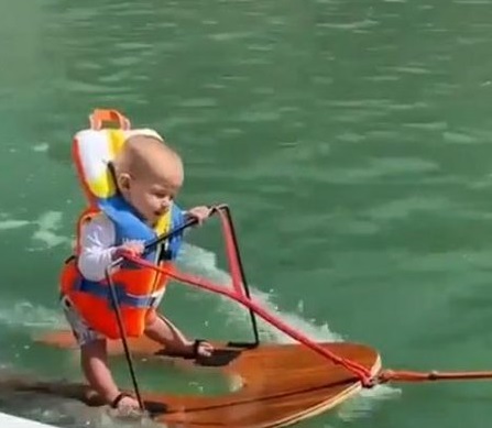 VIDEO Sorprende bebé de seis meses que hace esquí acuático