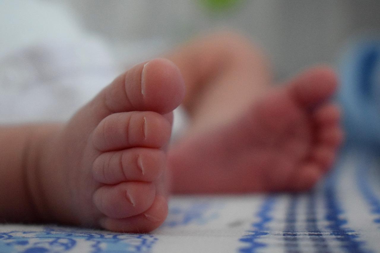 Embarazada se vacuna contra coronavirus y su bebé nace con anticuerpos