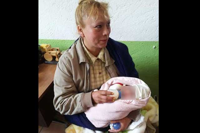 Tras dar a luz, mujer abandona a bebé con partera de Serdán
