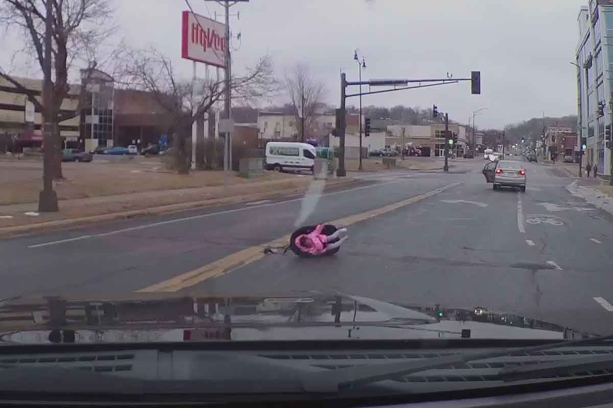 VIDEO Bebé cae de auto y su mamá sigue conduciendo