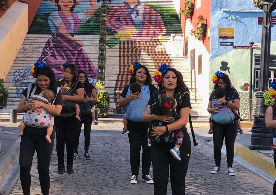 Madres atlixquenses bailan con hijos en brazos en el concurso Danza con Bebés