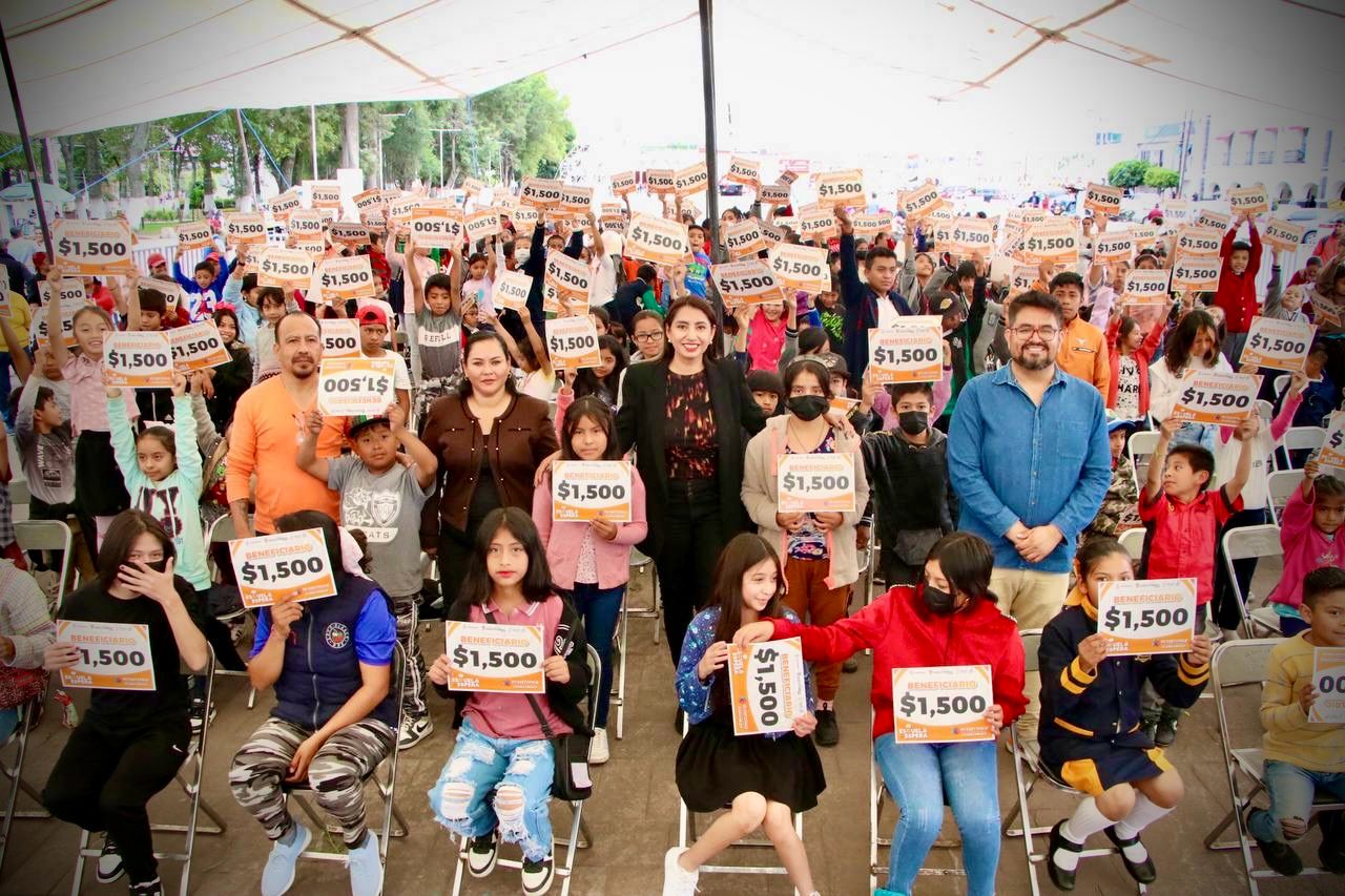 Alvarado entrega becas municipales de La Escuela Nos Espera a 260 estudiantes