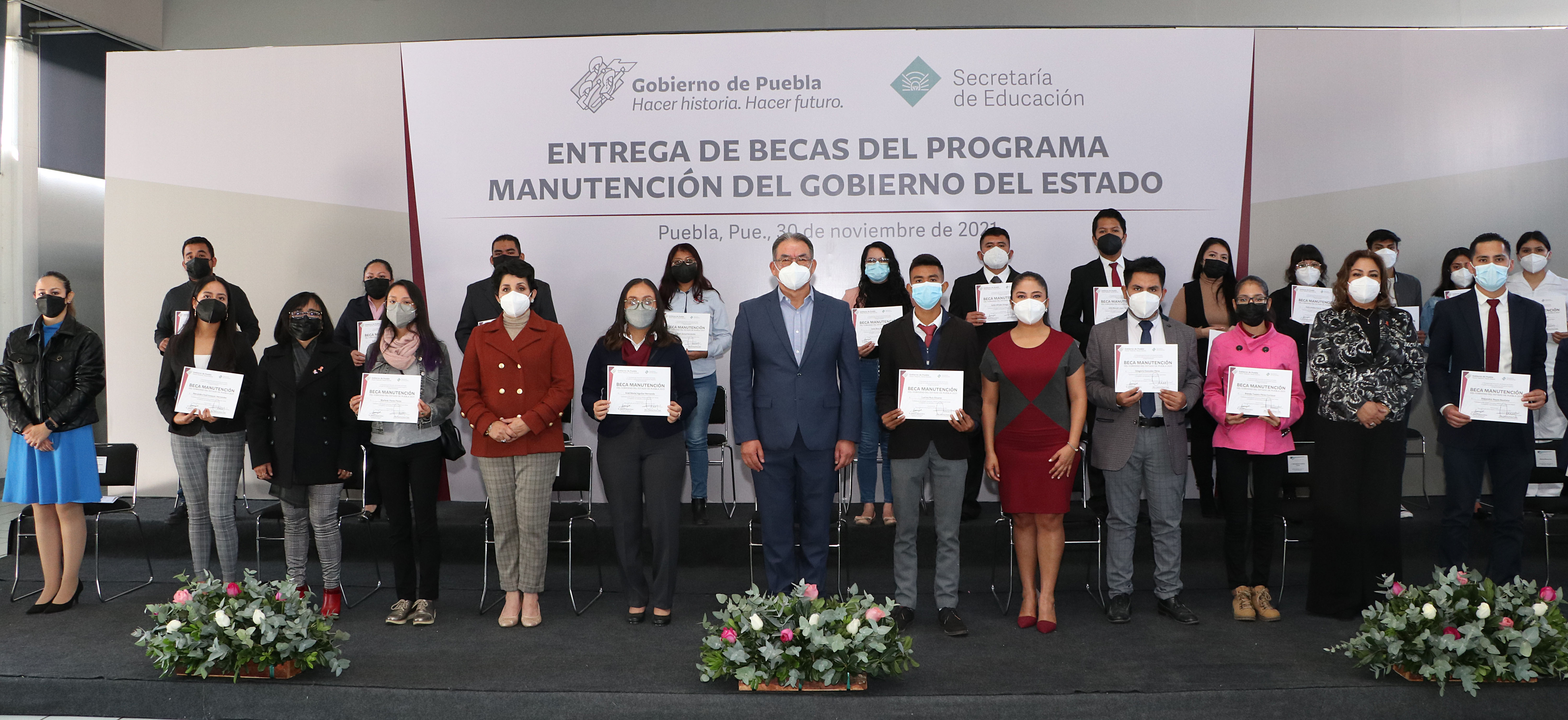 SEP entrega becas manutención a 9 mil estudiantes poblanos