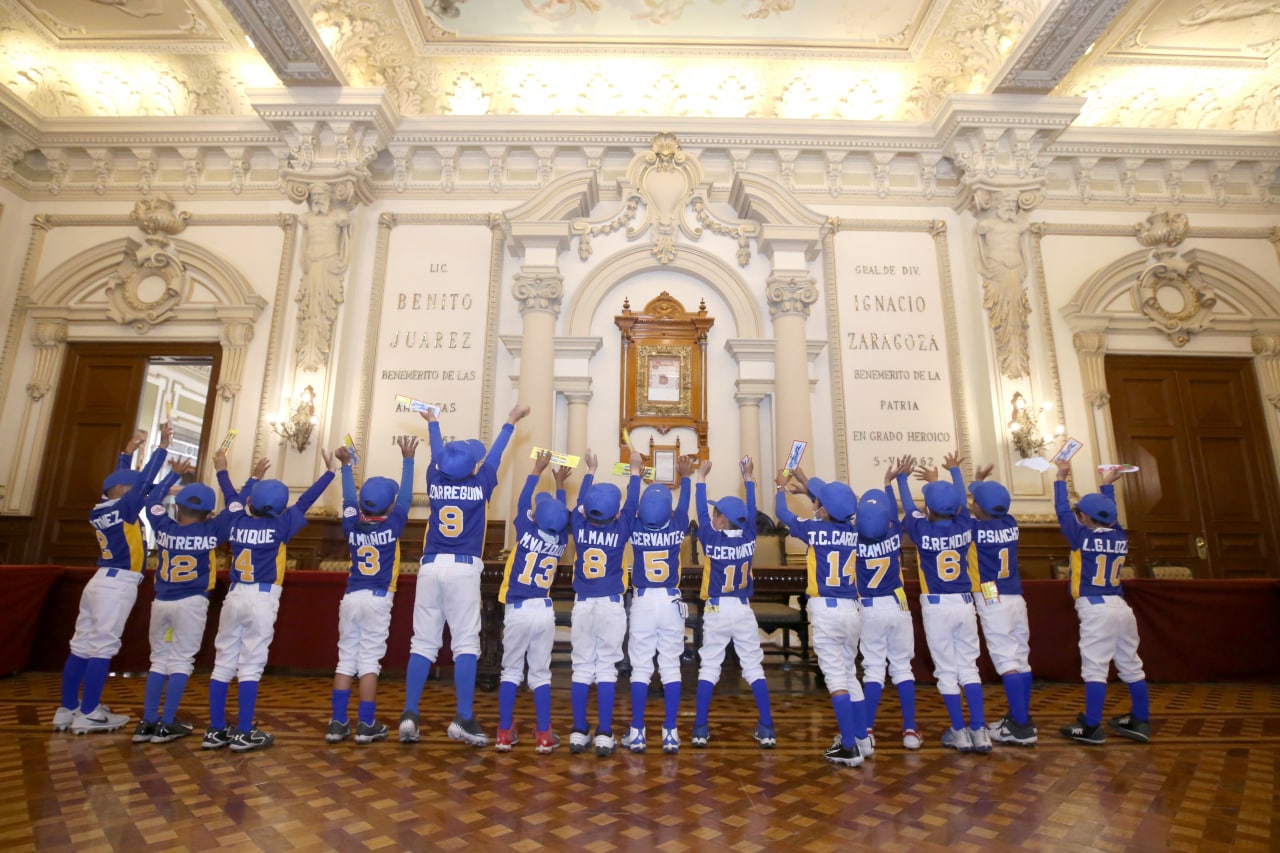 Promesas deportivas son recibidas en Palacio Municipal