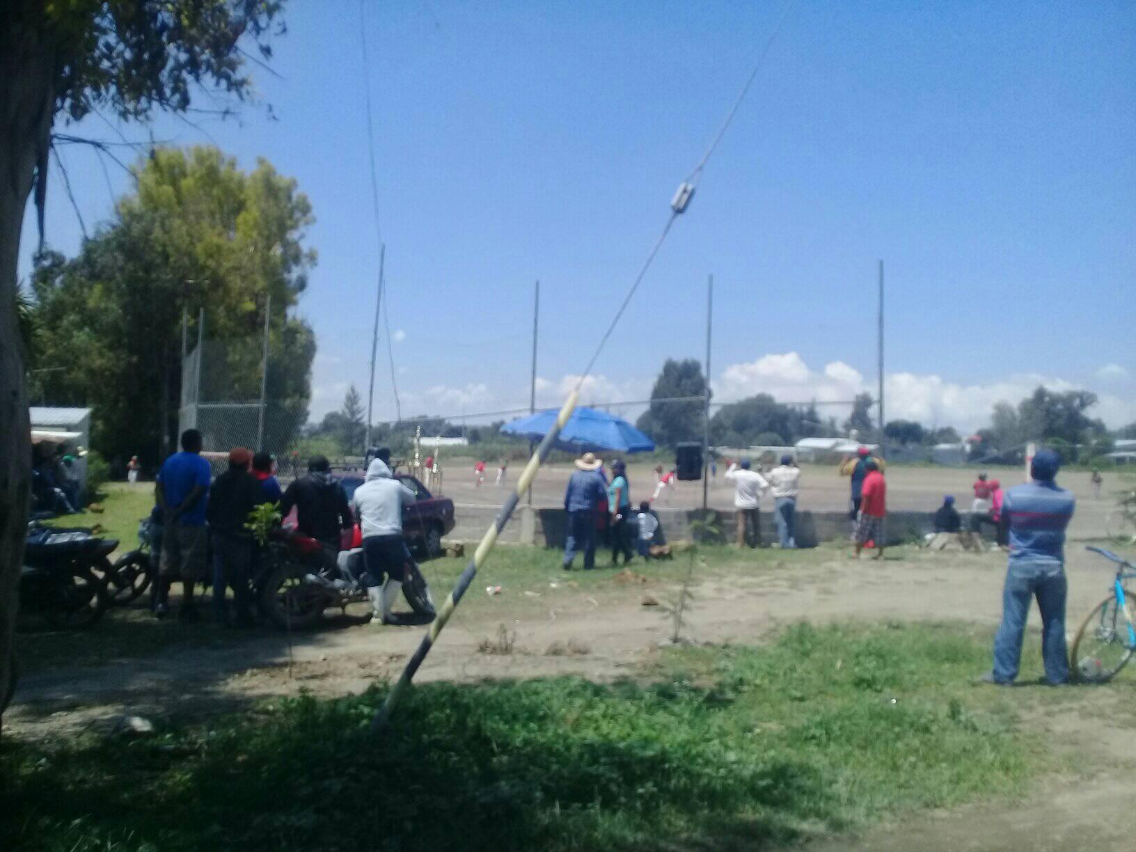 Pese a la contingencia organizan partidos de béisbol en Tecamachalco