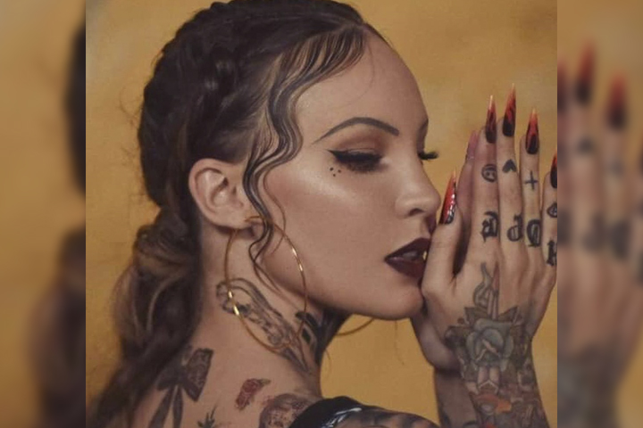 Sorprende Belinda con tatuajes en todo su cuerpo