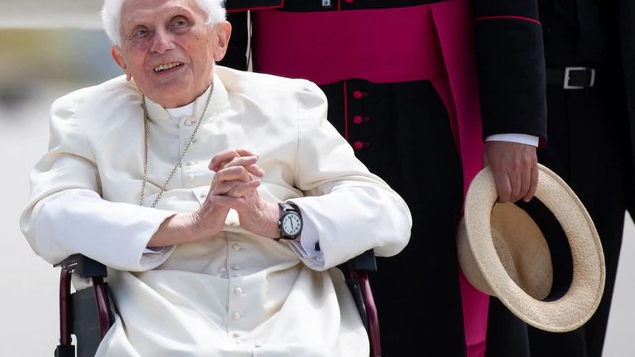 Benedicto XVI, Papa emérito o encubridor, se preguntan