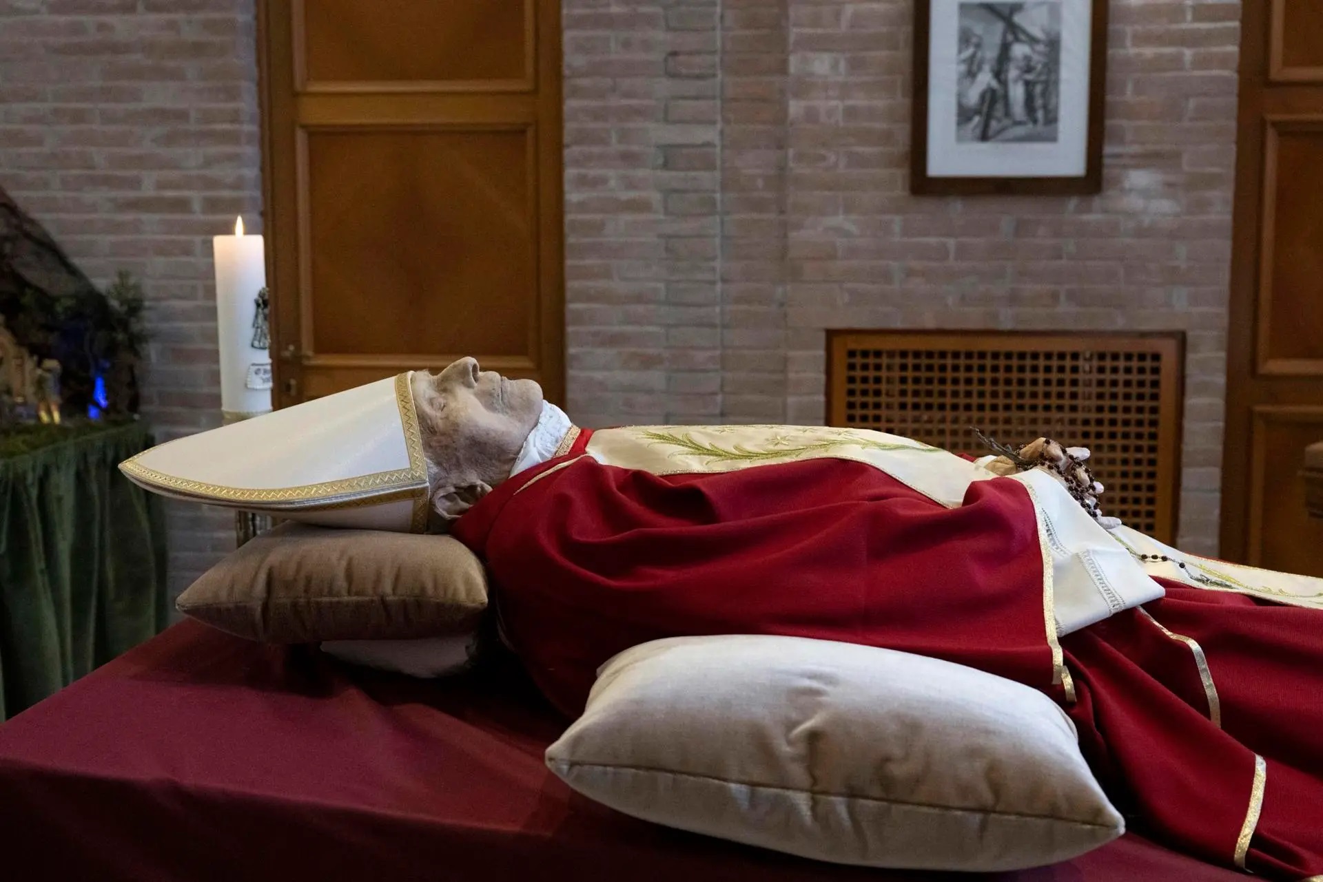 Vaticano revela imágenes del cuerpo de Benedicto XVI