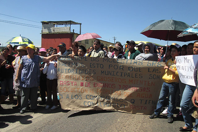 Habitantes de Beristáin exigen agua y cierran la Tlaxco-Tejocotal