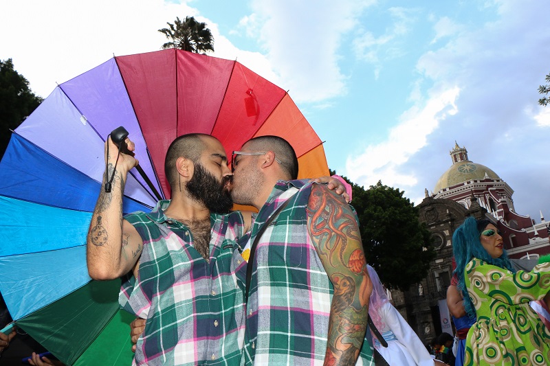 Comunidad LGBT+ arma Besatrón en Paseo de San Francisco