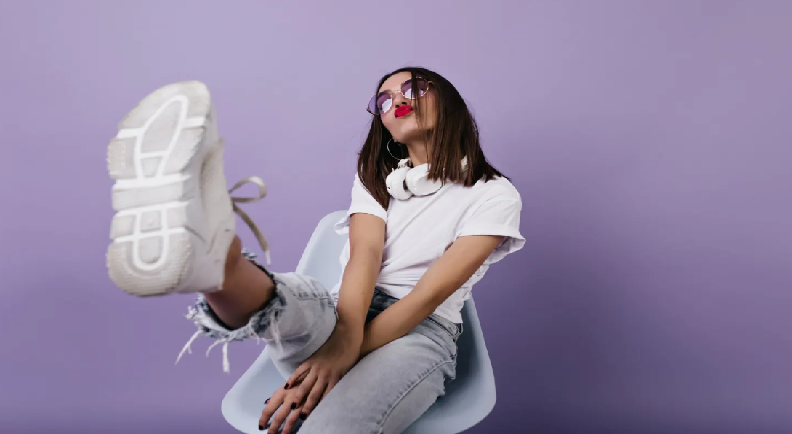 Tenis blancos: una tendencia femenina que no pasa de moda