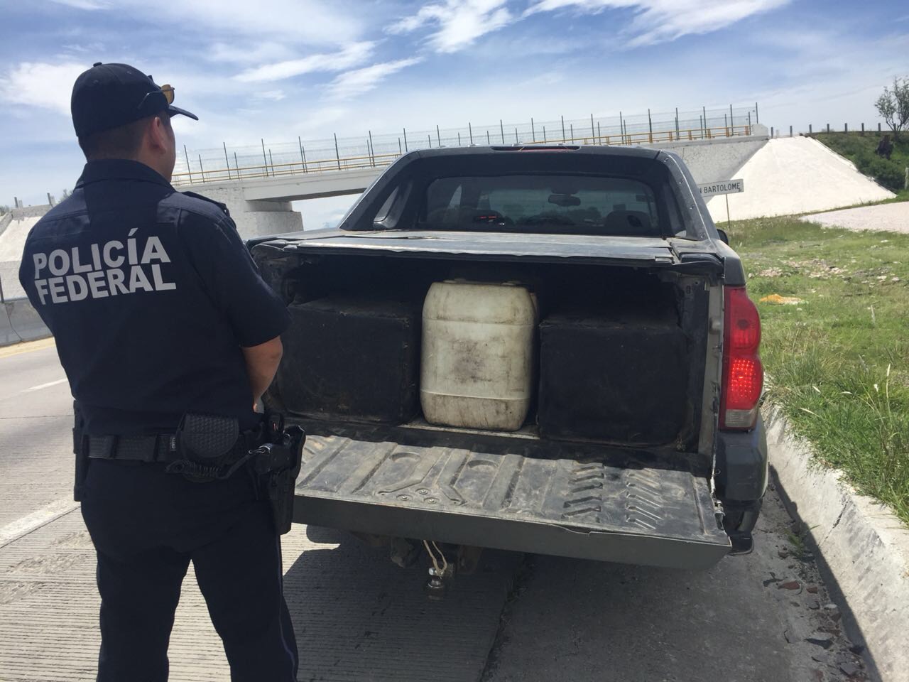 Detectan camioneta huachicolera con doble fondo, en Tecamachalco