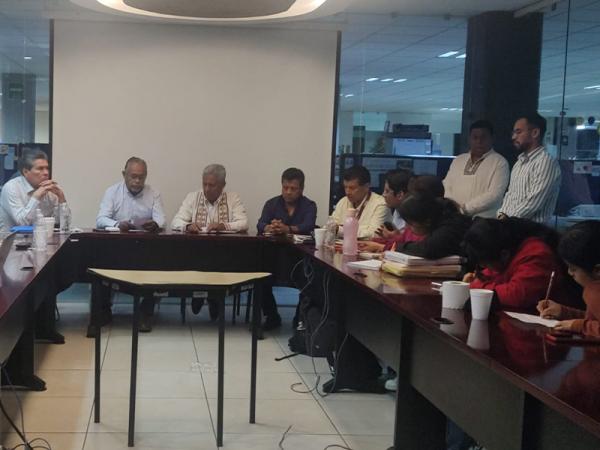 Autoridades educativas dialogan para buscar solución a peticiones de alumnas de Teteles
