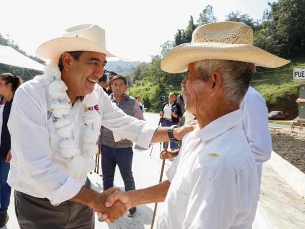 Céspedes entrega obra carretera en Pahuatlán, Camocuautla y Nauzontla