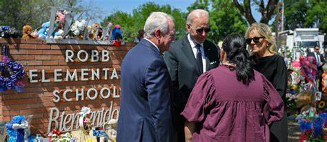 Biden y su esposa regresan a escuela en Uvalde para recordar a víctimas de tiroteo