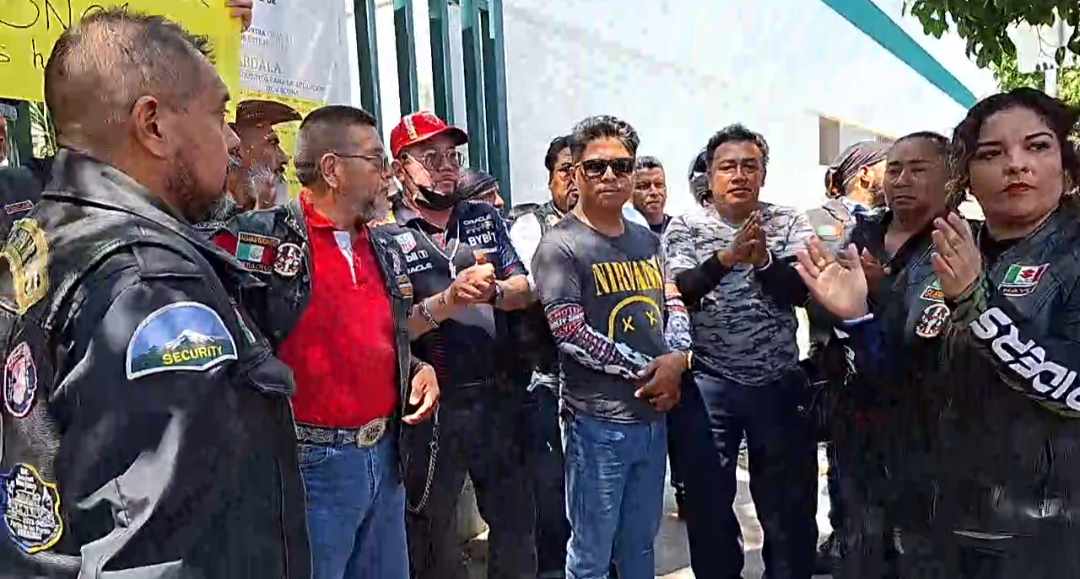 Motociclistas de Tehuacán exigen al Hospital 15 del IMSS atención para uno de sus compañeros