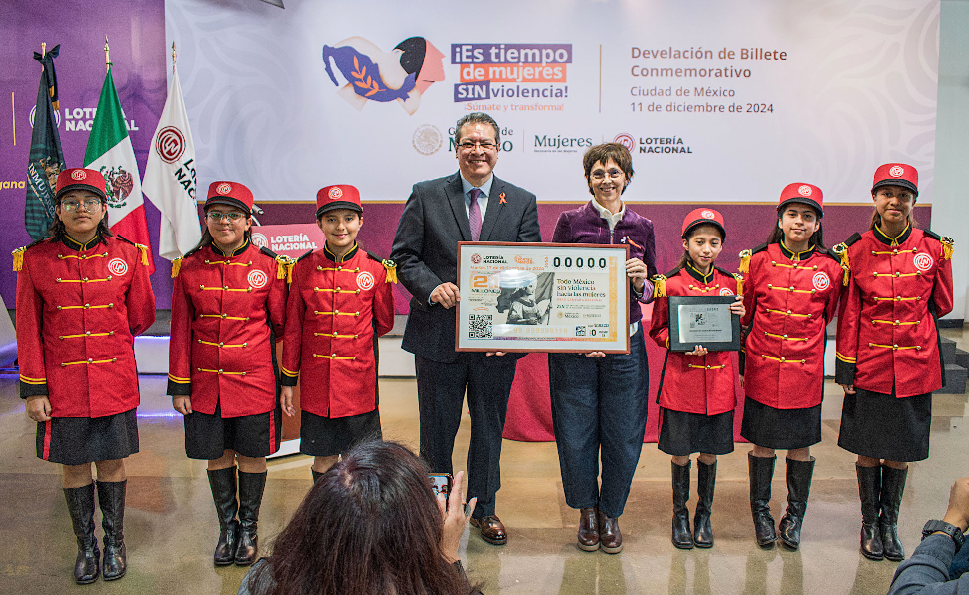 Presentan billete de lotería conmemorativo contra la violencia hacia las mujeres