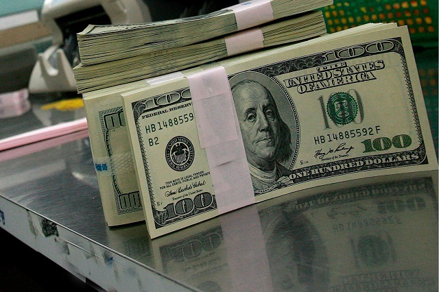 Dólar se mantiene a la venta en 22.42 pesos en promedio