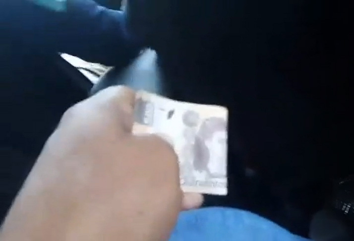 VIDEO Captan a oficiales de Tránsito de Texmelucan recibiendo fajo de billetes por mordida 