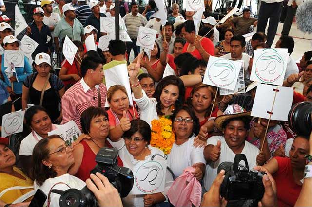 Suma Blanca Alcalá apoyo de panistas y perredistas en Ajalpan