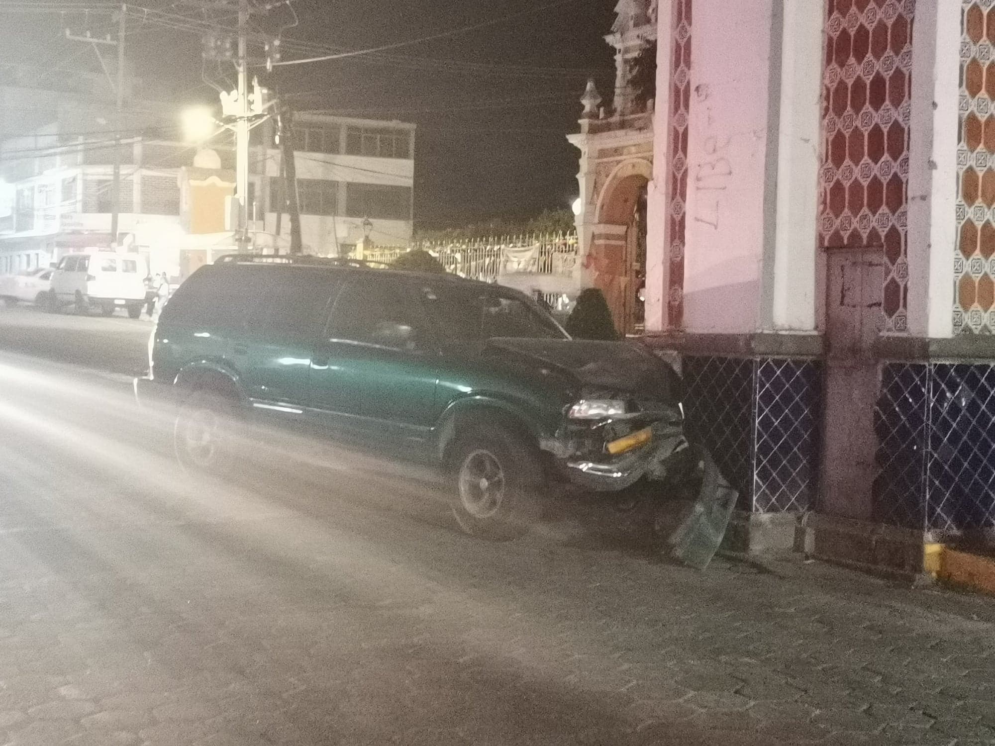 Mujer ebria choca contra histórico arco de Santiaguito en Izúcar