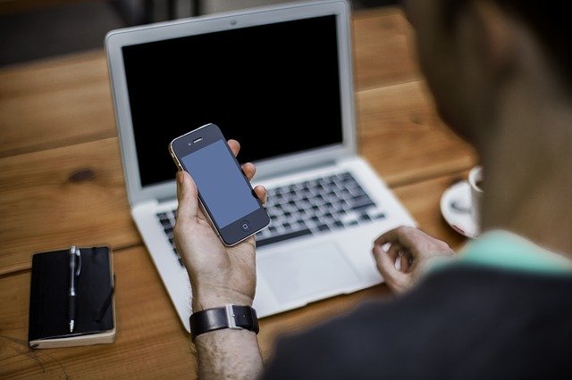 La infodemia se propaga más rápido por Facebook, Twitter y WhatsApp