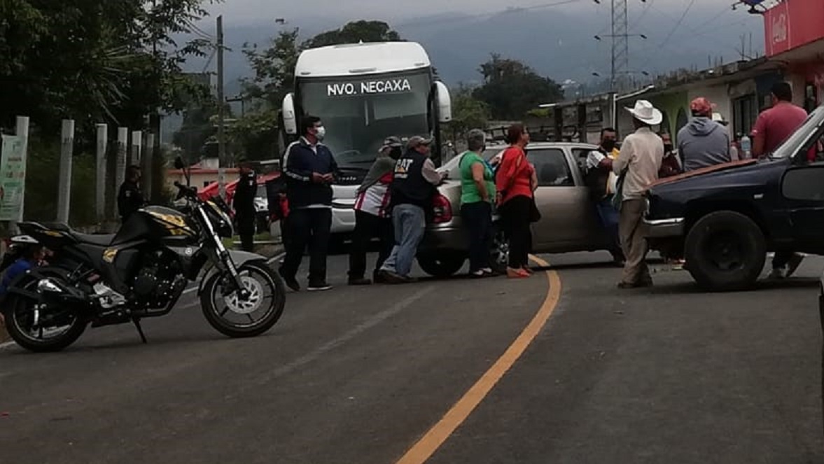 Vecinos de Huauchinango bloquen la carretera Interserrana; exigen obras