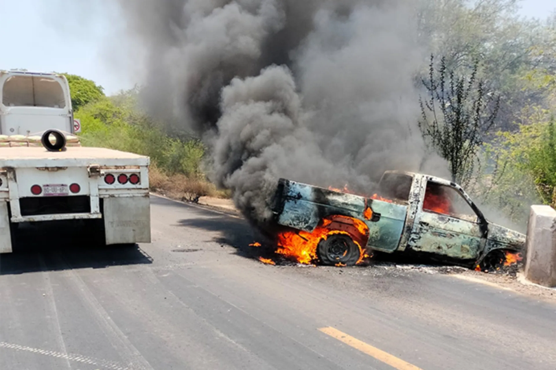 VIDEO Se desatan bloqueos carreteros y autos incendiados en Michoacán
