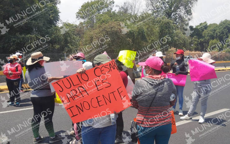 Vecinos de Texmelucan bloquean la México-Puebla; piden liberar a detenido