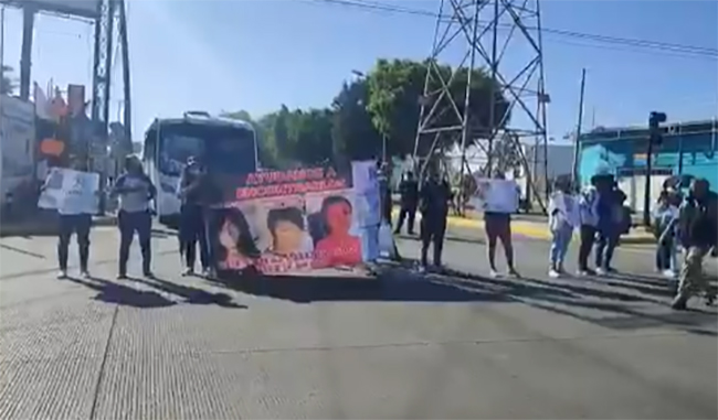 Familiares de jóvenes desaparecidos bloquean crucero de la 11 sur en Puebla