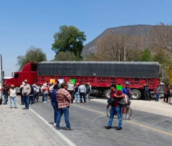 Bloquean carretera federal 150 México-Veracruz para exigir agua
