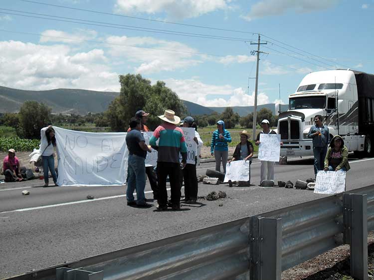 Cierran pobladores de Palmar de Bravo la autopista Puebla-Orizaba