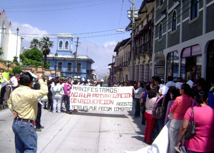 Con bloqueo exigen maestros diálogo con el diputado Víctor Díaz